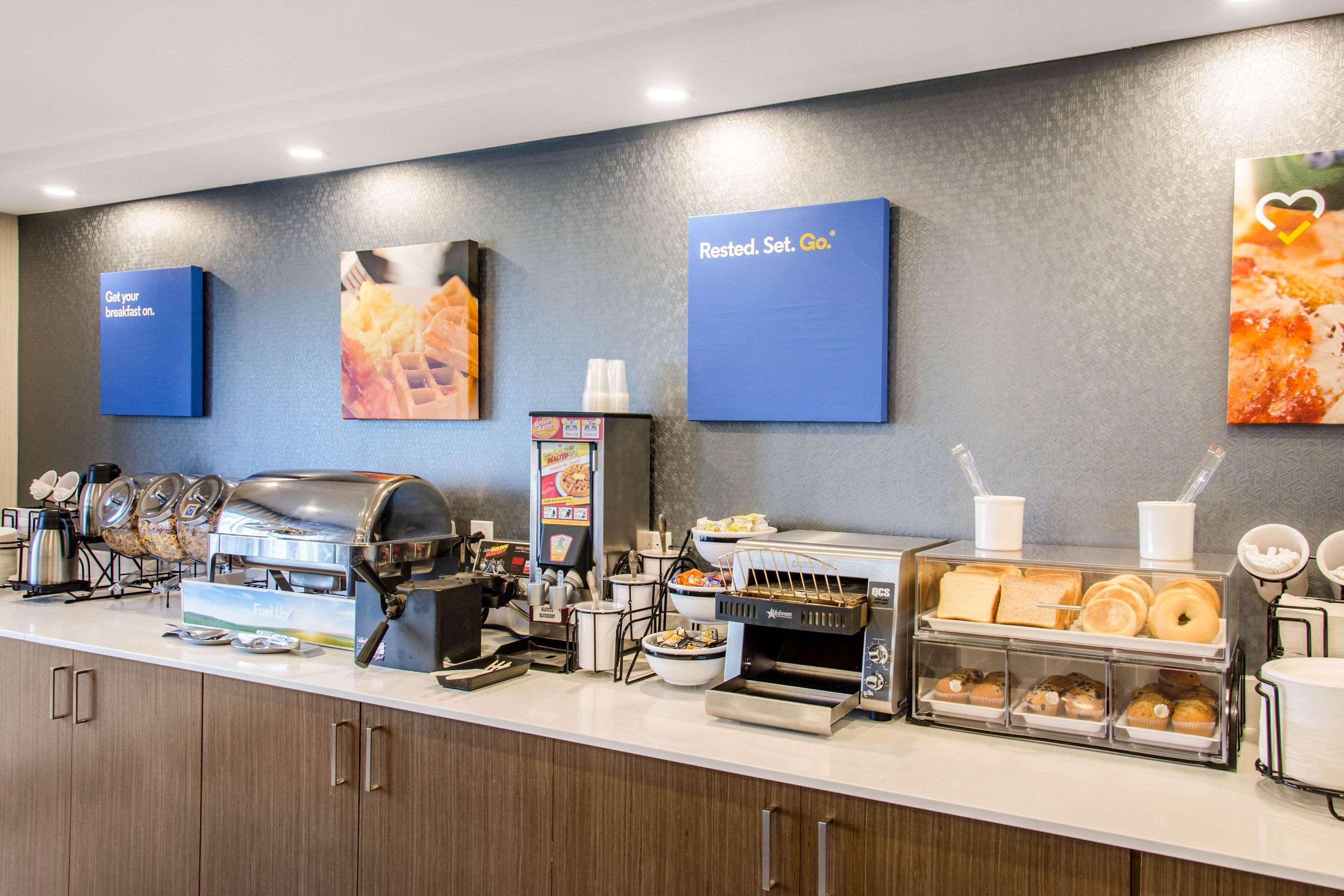 Comfort Inn Aeroport Dorval Exterior photo