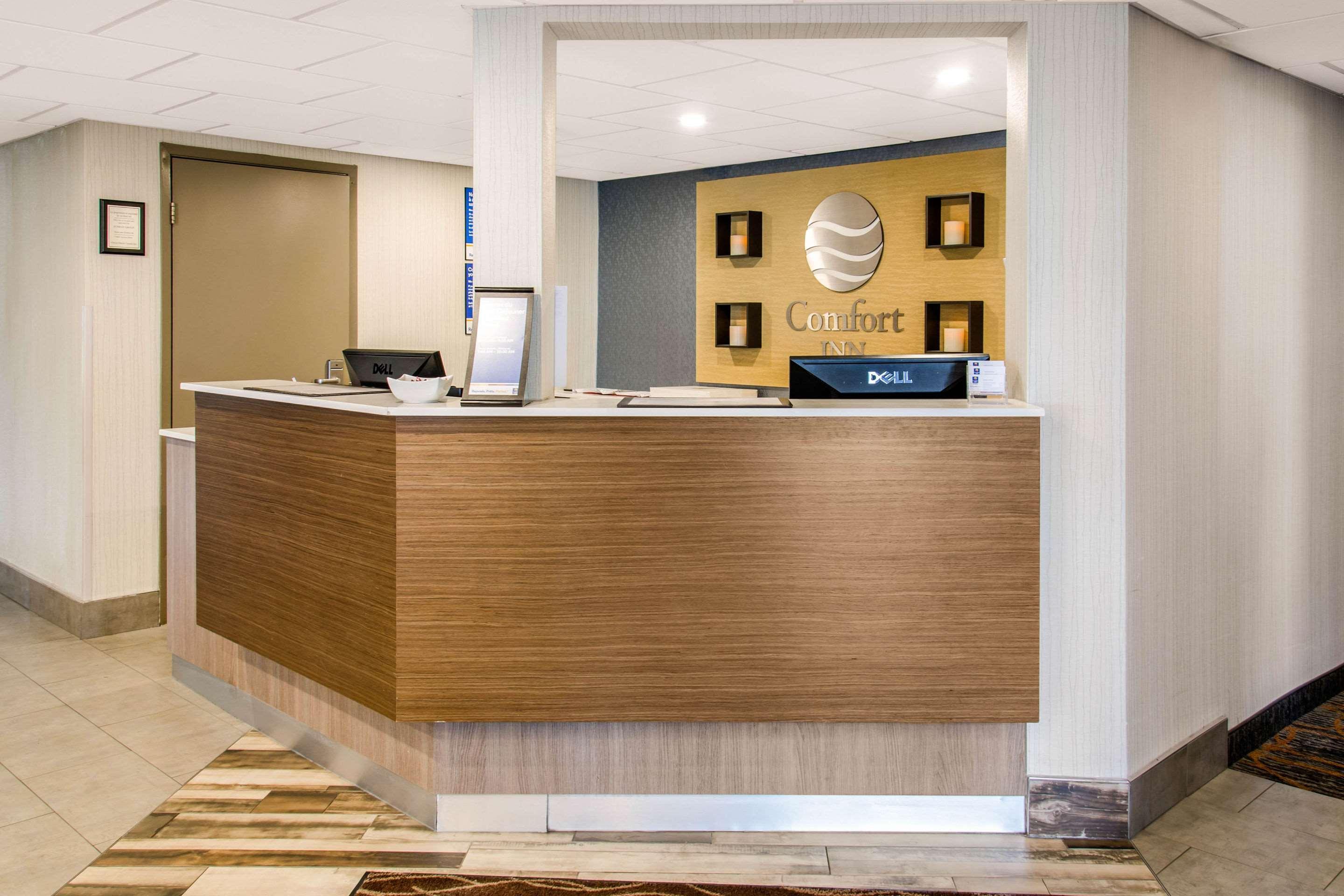 Comfort Inn Aeroport Dorval Exterior photo