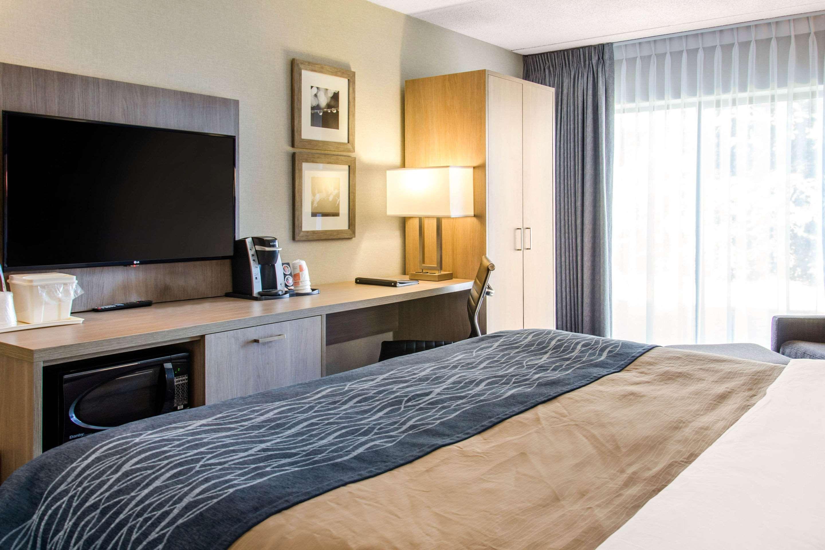 Comfort Inn Aeroport Dorval Exterior photo