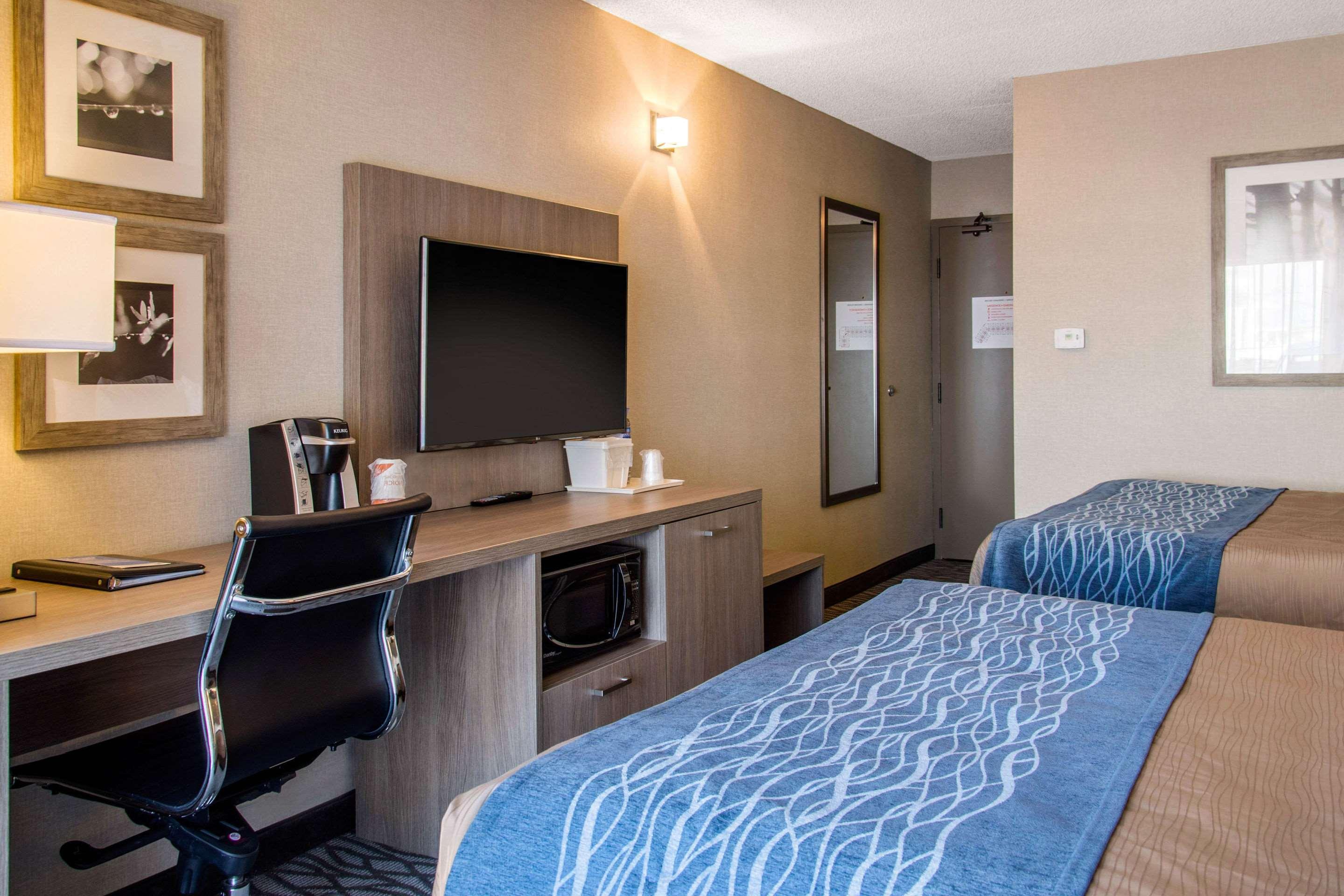 Comfort Inn Aeroport Dorval Exterior photo