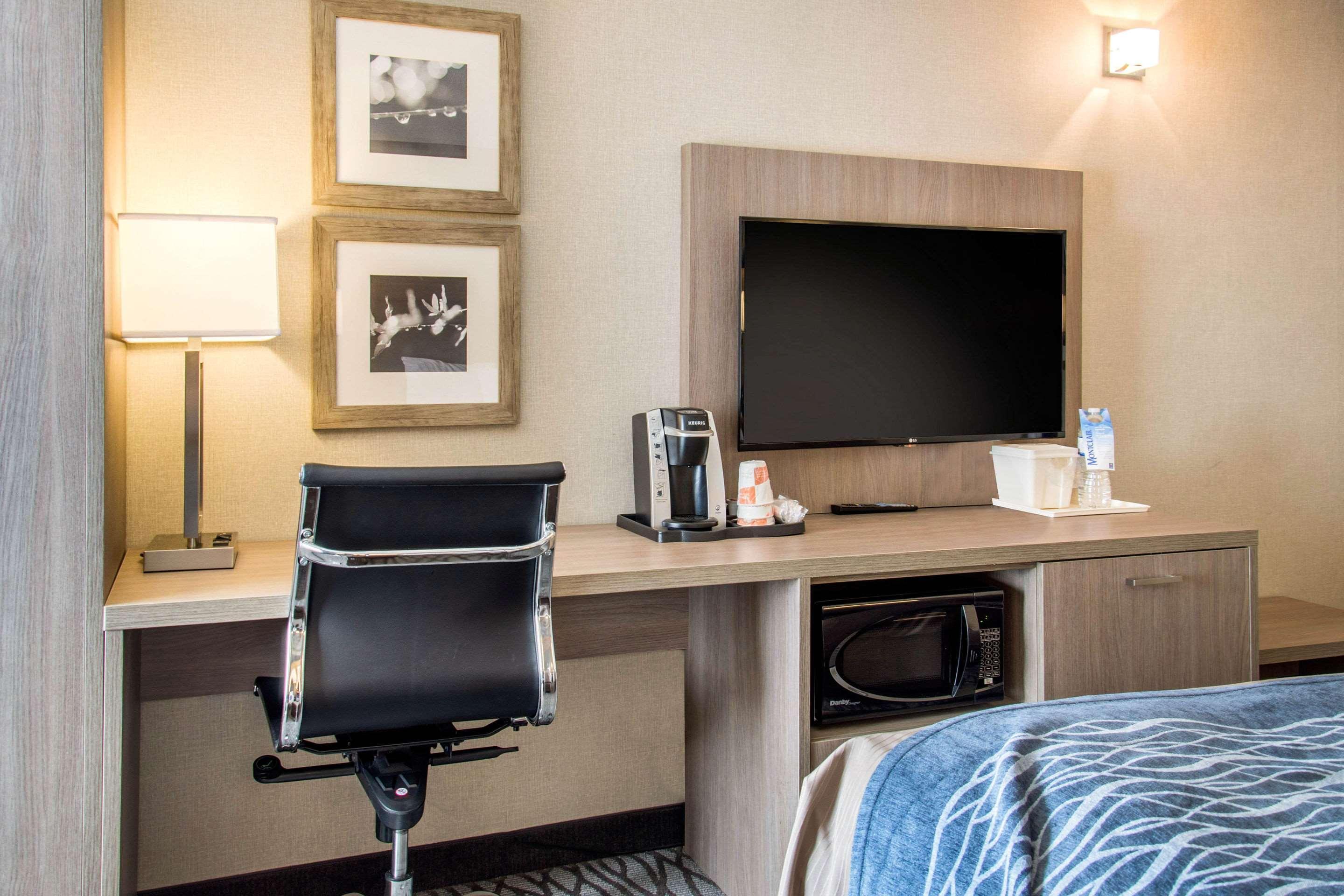 Comfort Inn Aeroport Dorval Exterior photo